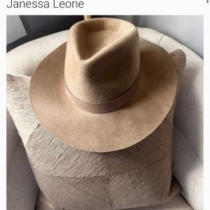 Janessa Leone hat